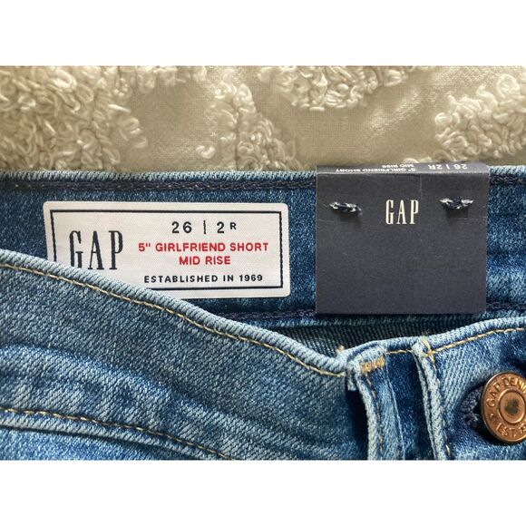 Gap | NWT 5" Mid Rise Denim Girlfriend Shorts | Size 26 - Picture 3 of 5